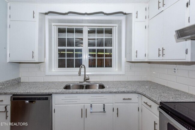 Building Photo - Maryville 37804 - 2 bedroom, 1 bath home w...