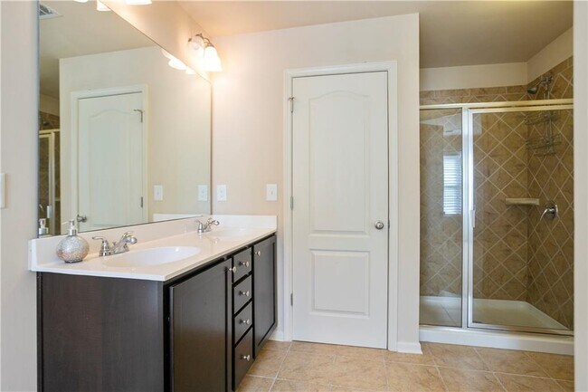 Building Photo - 2394 Whiteoak Ct SE