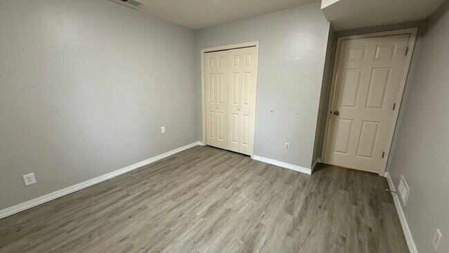 Building Photo - 8627/8635 Woodlawn Dr