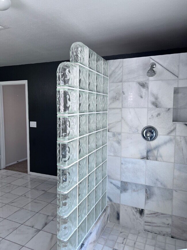 Building Photo - 5-bedroom split level home with GRASS/PRIVATE POOL