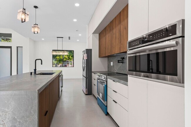 Building Photo - 621 NW 42nd Ave