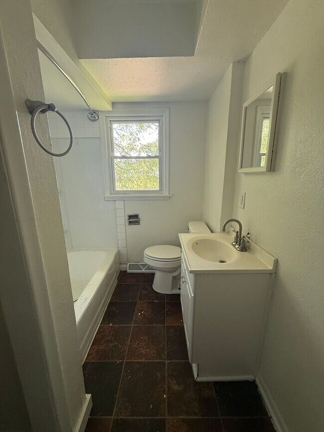 Building Photo - Move in ready! Large 4 bedroom home.