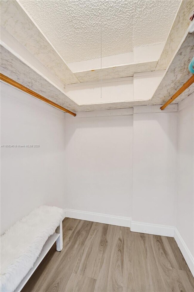 Building Photo - 1351 NE Miami Gardens Dr