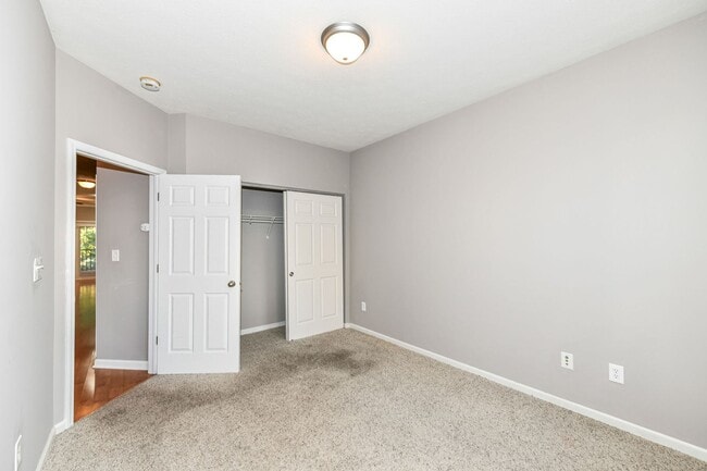 Building Photo - 2 Bed 2 Bath Townhome in Broad Ripple! Nature Trails!