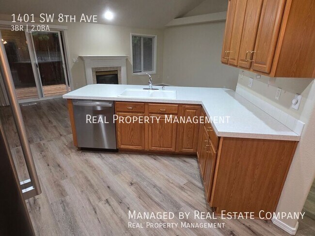 Building Photo - 1401 SW 8th Ave