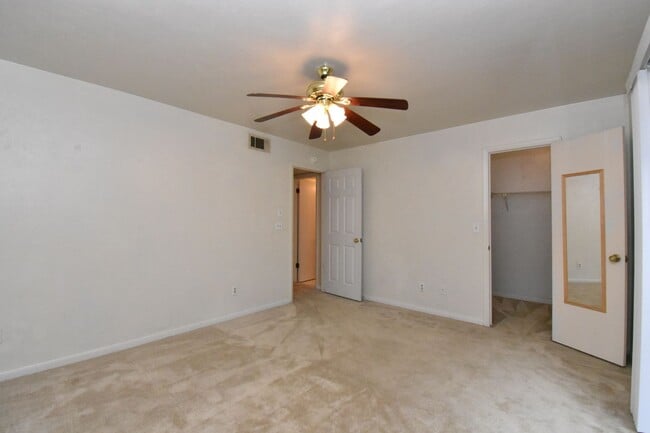 Building Photo - 2/2 Townhome in SW Gainesville - Available NOW!