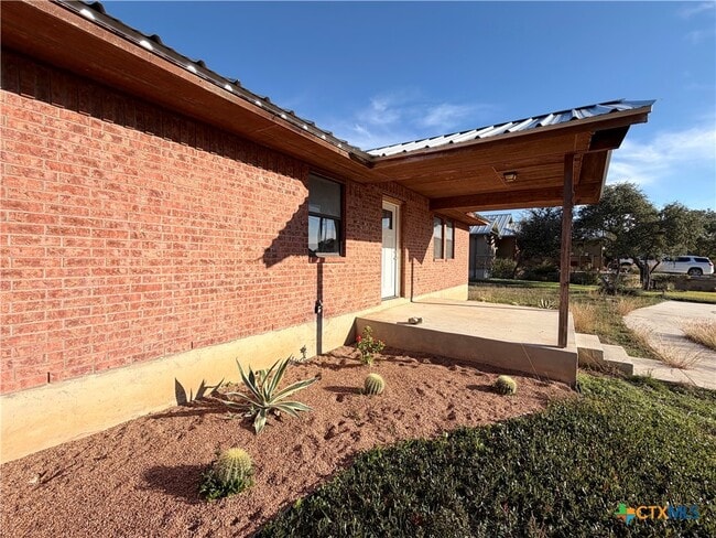 Building Photo - 1616 Lonesome