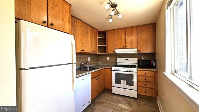 Building Photo - 2806 Ryerson Pl