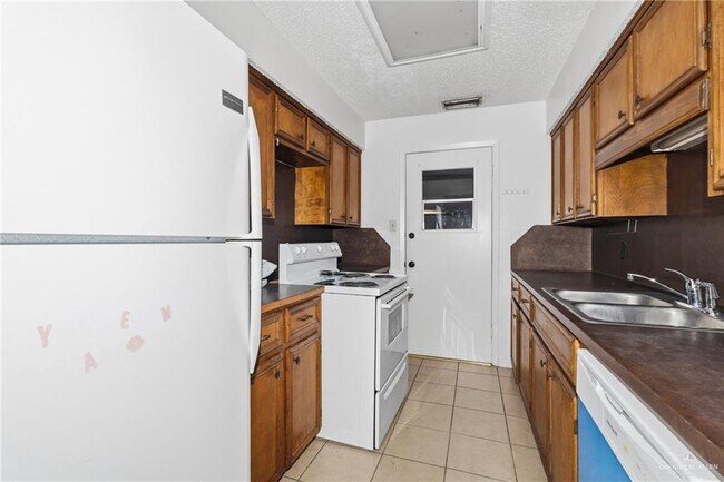 Building Photo - 13 Forest Hills