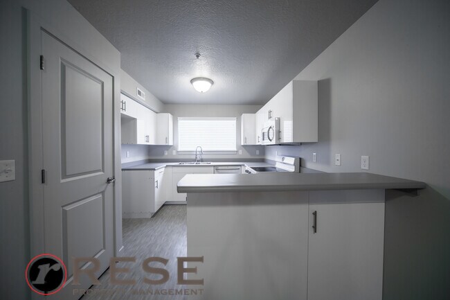 Building Photo - Beautiful Modern Orem Condo w free interne...
