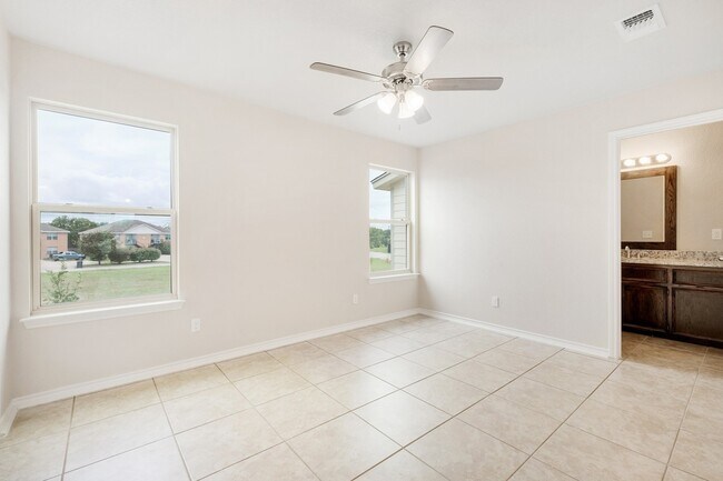 Building Photo - Stylish 3 Bed, 2 Bath Apartment in Georgetown