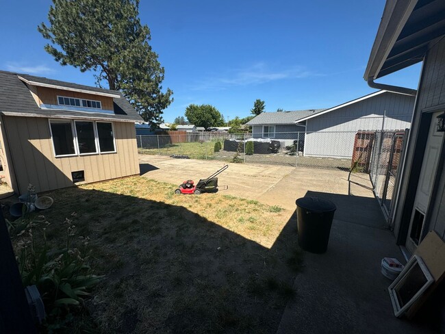 Building Photo - Solar power 3 bedroom 1 bath home with sho...