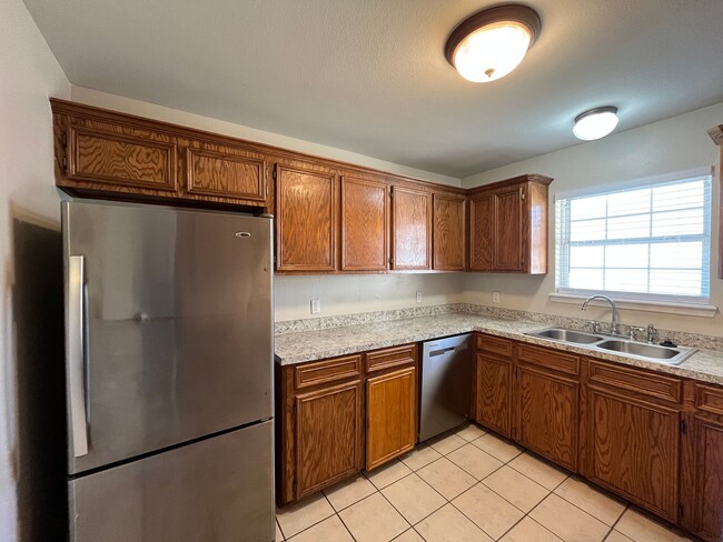 Building Photo - BRICK HOME QUICK COMMUTE TO CROSSTOWN SOUTH