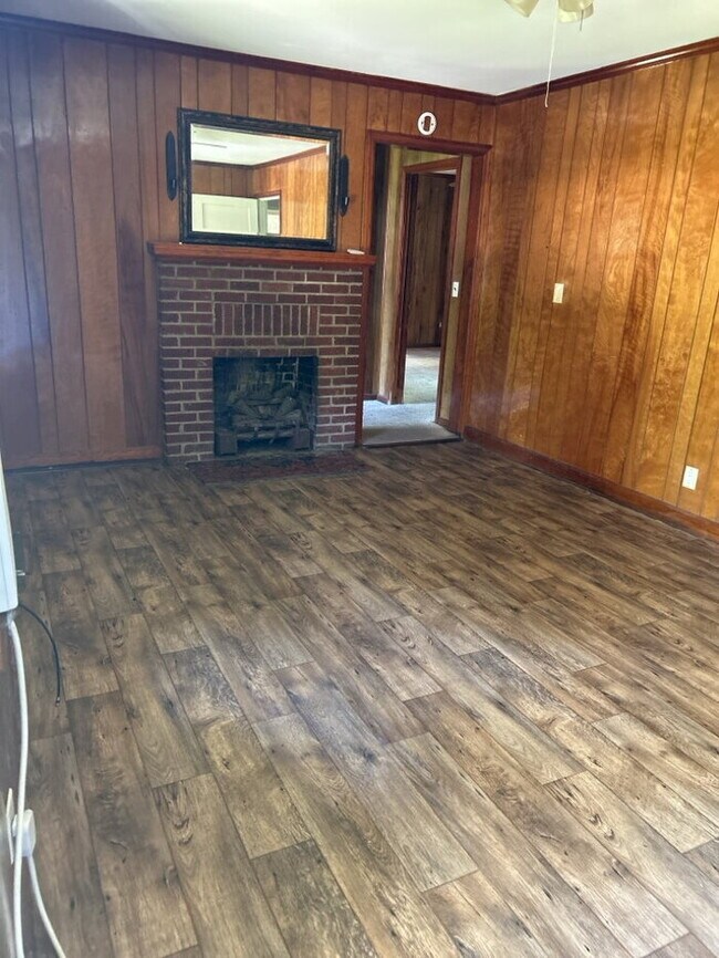 Building Photo - "Charming 3-Bedroom Haven with 2 Full Baths in the Heart of Belton!"