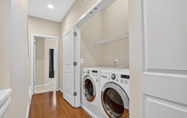 Building Photo - Modern 3BR Townhome with Rooftop Terrace & Garage in Old Town Commons