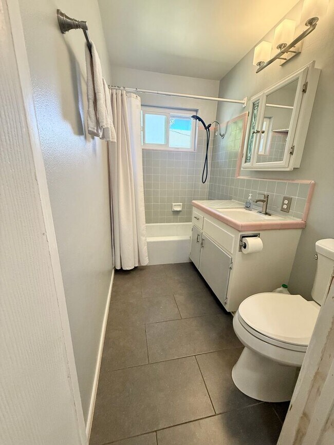 Building Photo - COMING SOON!! 2 BEDROOM 1 BATH HOME NEAR DOWNTOWN PASO ROBLES!!!!