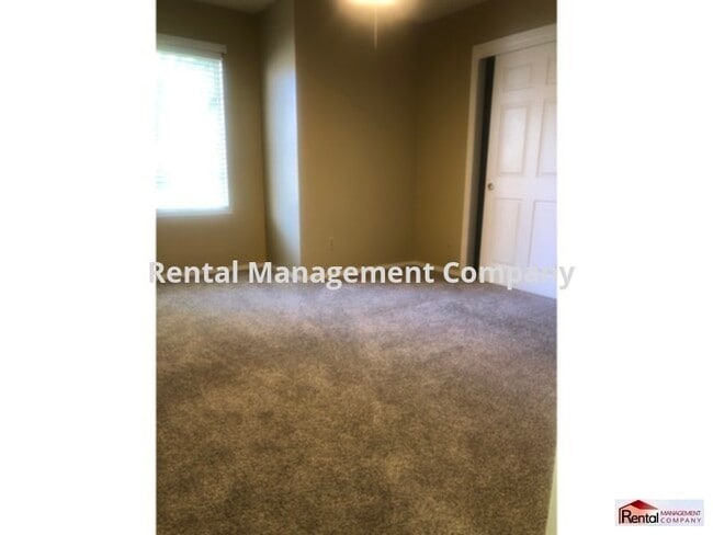 Building Photo - Great Home, beach entry pool, quiet neighborhood