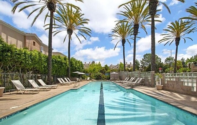 Building Photo - Desirable 2 Bedroom 2.5 Bathroom Townhome ...