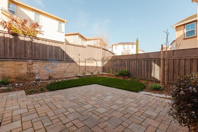 Building Photo - 873 Willow Bridge Dr