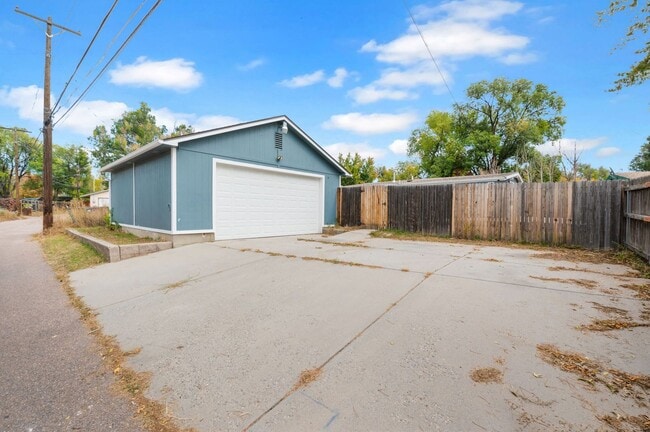Building Photo - Adorable updated 2bdrm rancher