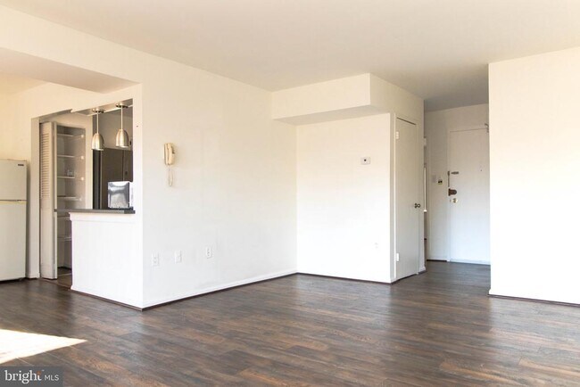 Building Photo - 37 Canterbury Square