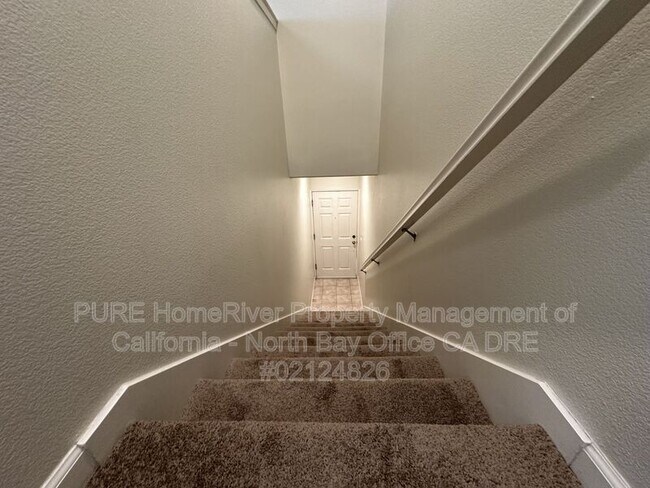 Building Photo - 2218 Versailles St