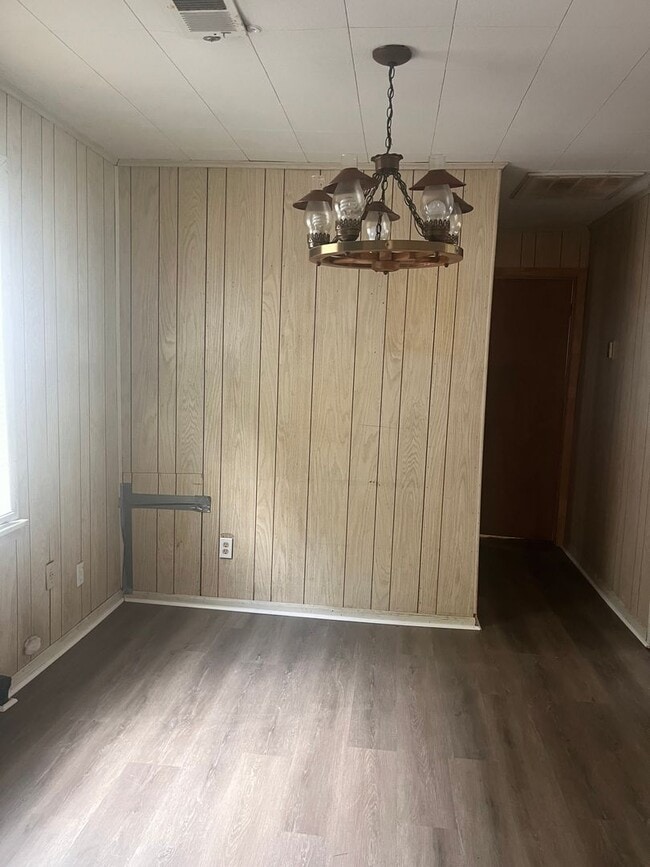 Building Photo - Great Property in quite Neighborhood