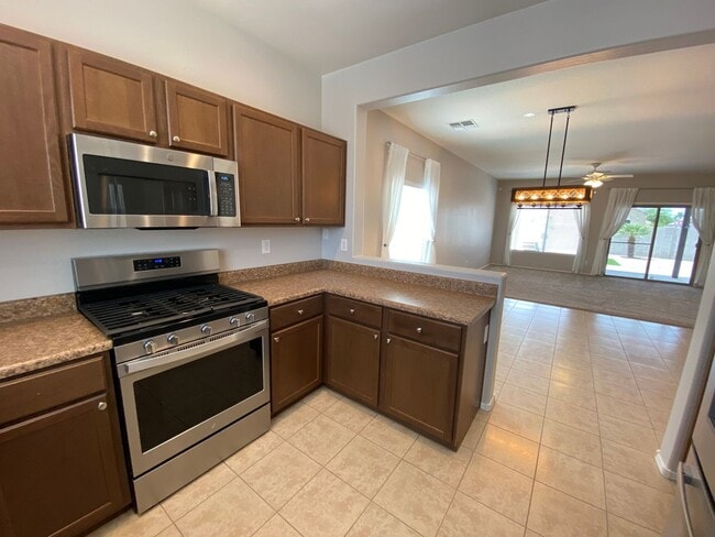 Building Photo - Exceptional 4BR/2BA Home in Magma Ranch! T...