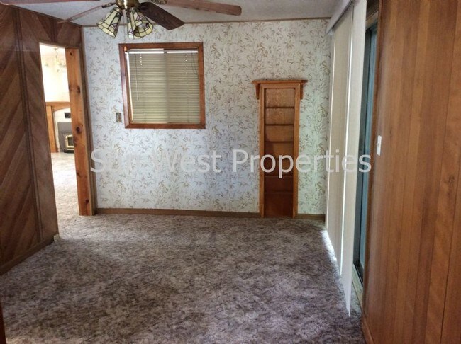 Building Photo - Check it out!