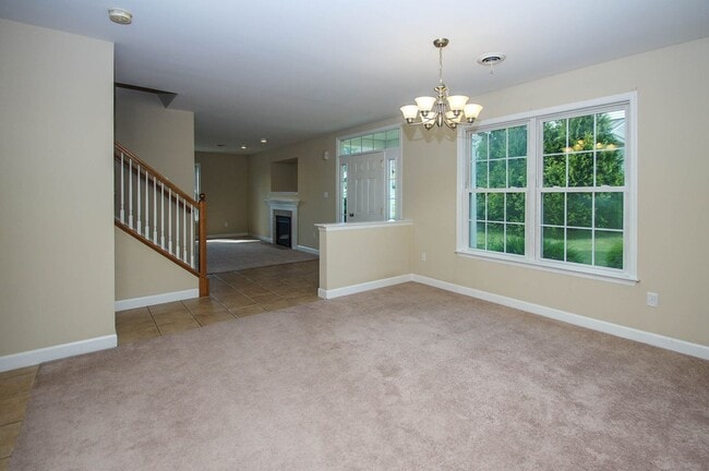 Building Photo - 3 BEDROOM 2.5 BATHROOM APARTMENT