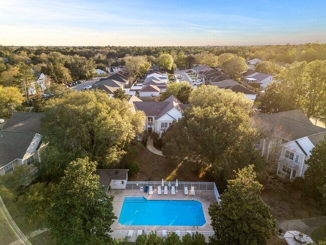 Building Photo - Great 1 Bedroom Unit at the Oaks!