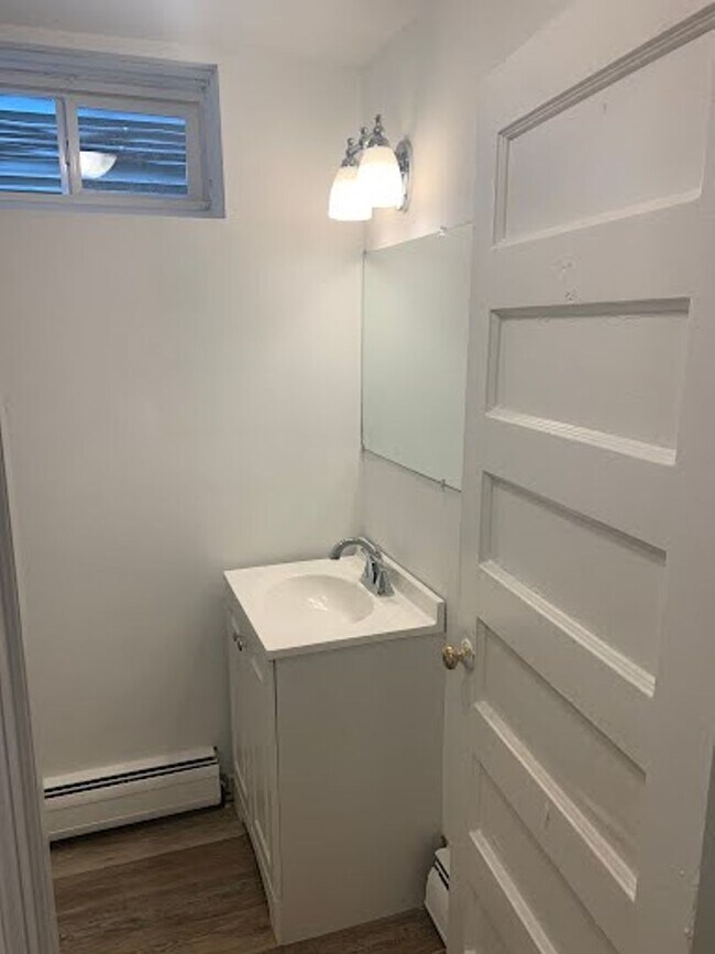 Building Photo - Renovated Studio Apartment