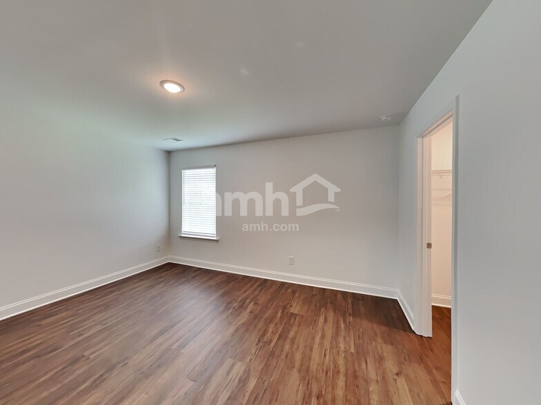 Building Photo - 50 Spruce Cir