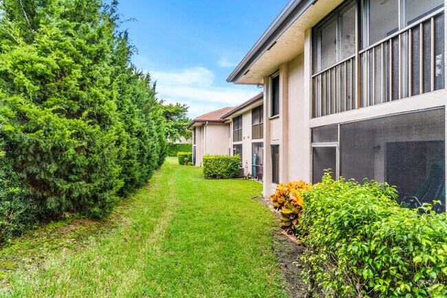 Building Photo - 5151 W Club Cir