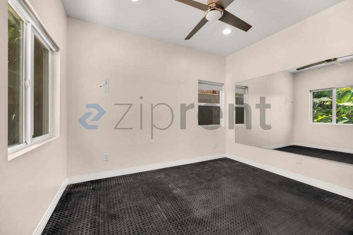 Building Photo - Unit