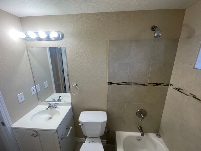 Building Photo - 2 Bed 1 Bath in East Denver Available NOW!