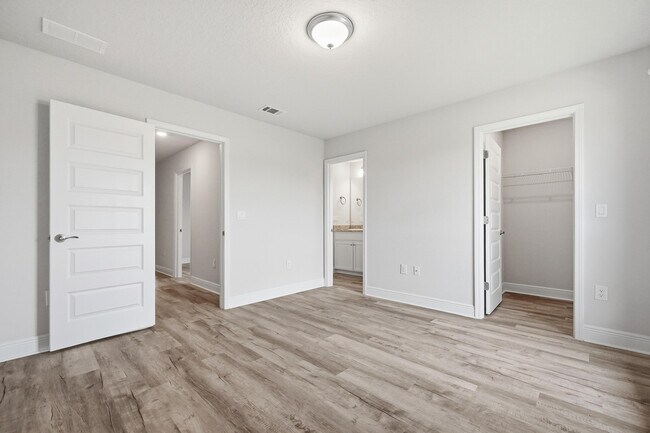 Building Photo - 5810 Crestlake Dr
