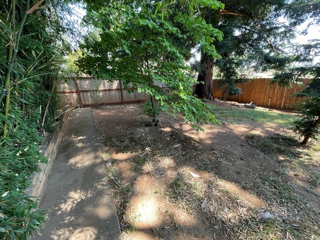 Building Photo - Paradise Oasis-3 bed 2 bath home, Back yard, covered deck, garage, no cats