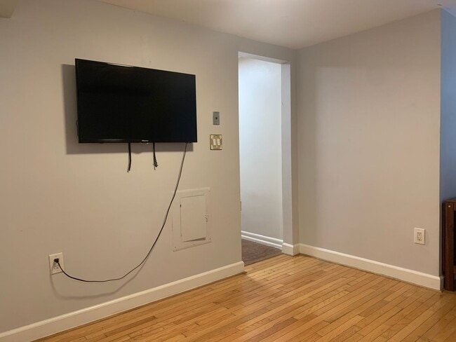 Building Photo - DC Studio in "Old City"  - Furnished!! Murphy bed & small sofa.