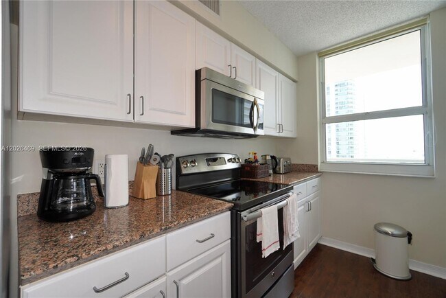 Building Photo - 1155 Brickell Bay Dr