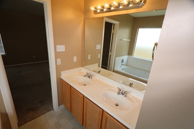 Building Photo - 5911 S Brenwood Dr