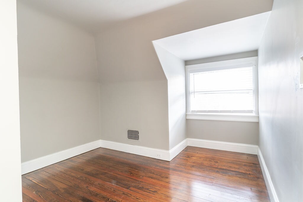 Building Photo - 221 E Burke St
