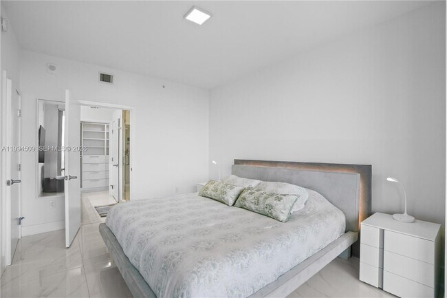 Building Photo - 16385 Biscayne Blvd