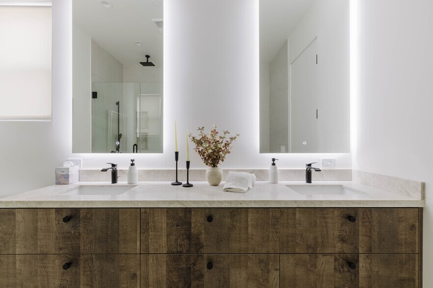 Building Photo - 2855 S Sycamore Ave