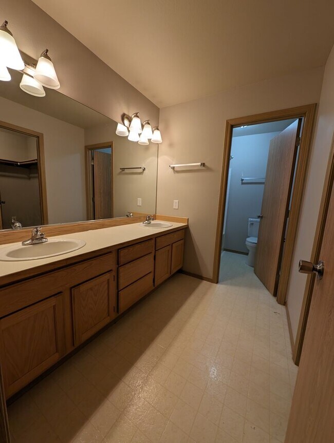 Building Photo - Illahee Home with a View and Two Primary Suites