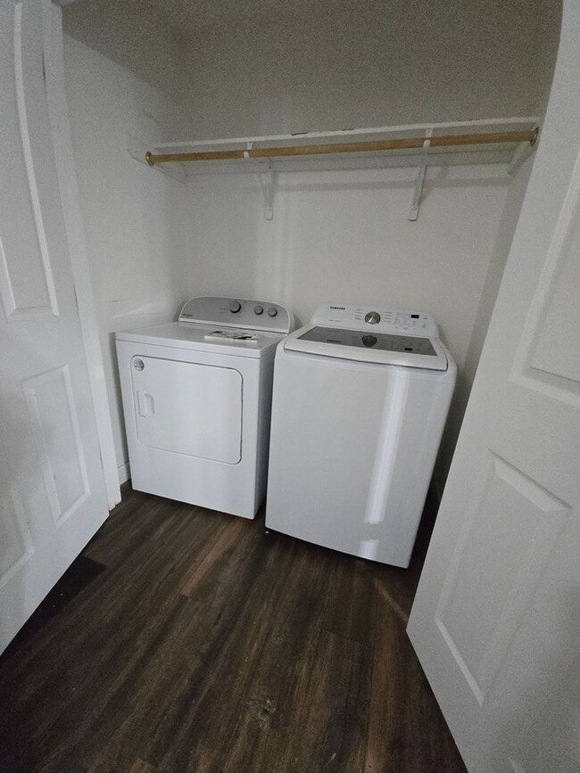 Building Photo - Updated 4 bed 2 bath Town House