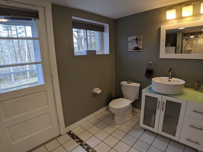 Building Photo - 40 Barton Dr