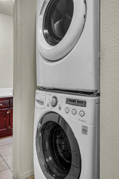 Building Photo - 5231 Huntington Dr N