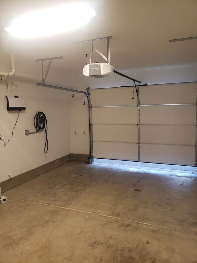 Building Photo - Reed's Crossing 2 bed/2.5 bath Townhome!