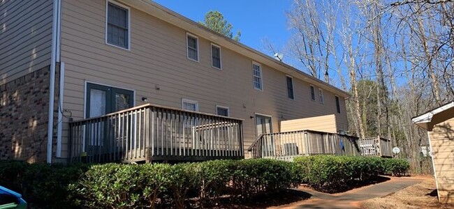 Building Photo - AMAZING 2 bedroom 1.5 bath townhome in Sne...